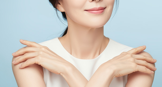 사진에서 목과 손등이 먼저 눈에 띄지 않음